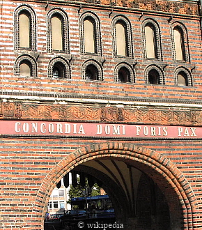 Inschrift am Holstentor in Lübeck  -  CONCORDIA DOMI FORIS PAX    -  Für eine größere Darstellung auf das Bild klicken.