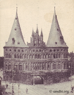Das Holstentor in der Hansestadt Lübeck im Jahre 1909. Für eine größere Bilddarstellung bitte auf das Bild klicken. Das Holstentor in der Hansestadt Lübeck im Jahre 1909. Für eine größere Bilddarstellung bitte auf das Bild klicken.